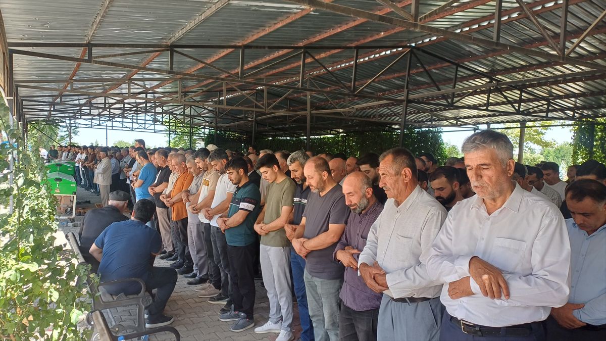 Batman'da silahlı saldırıda hayatını kaybeden AK Partili yönetici ve yakınlarının cenaze töreninden bir görüntü.