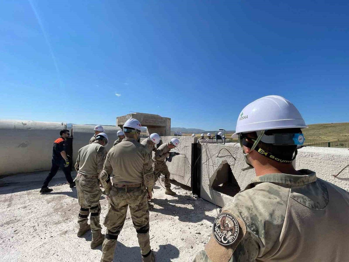 Bayburt'ta Jandarma Personeline 5 Günlük Enkaz Arama Kurtarma Eğitimi