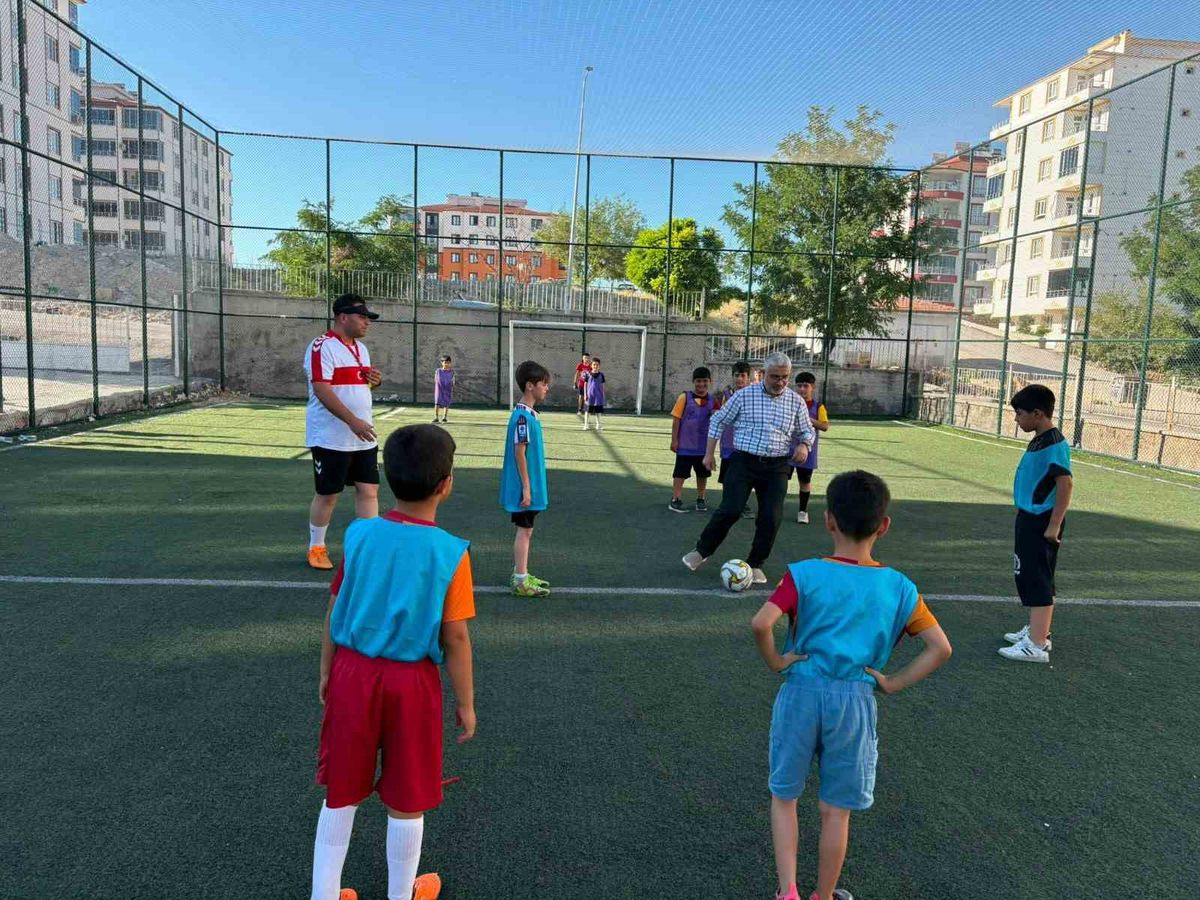 Besni’de Yaz Kur’an Kursu Öğrencileri İçin Futbol Turnuvası Başladı