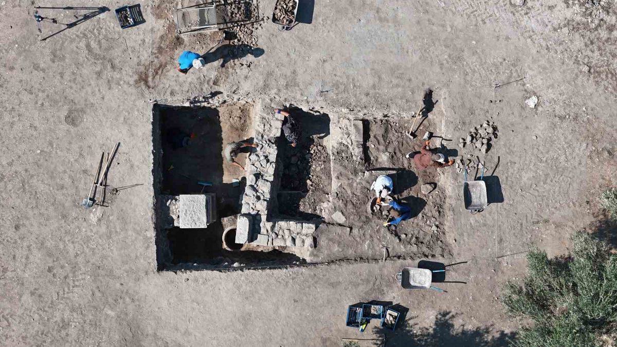 Apollon Smintheus'ta bin 500 yıllık dibek ve küp bulundu