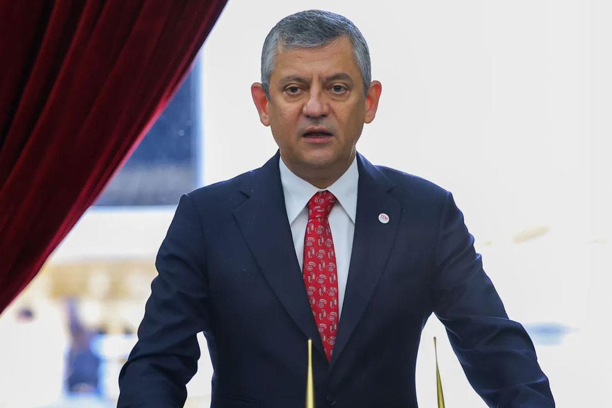 Özgür Özel ve Binali Yıldırım'ın siyasi geçmişlerine dair bir görsel.