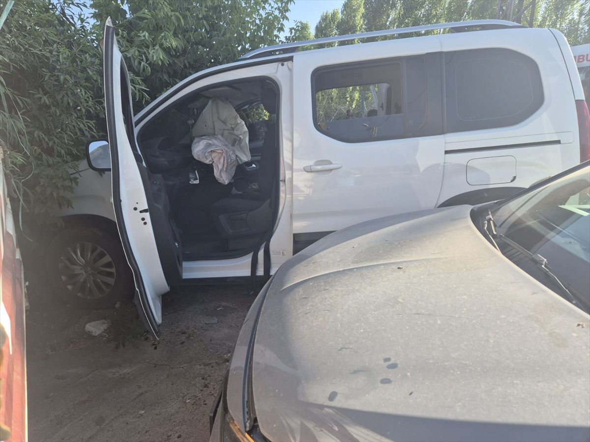 Bingöl'de otomobil ile hafif ticari aracın çarpışması sonucu meydana gelen trafik kazası.