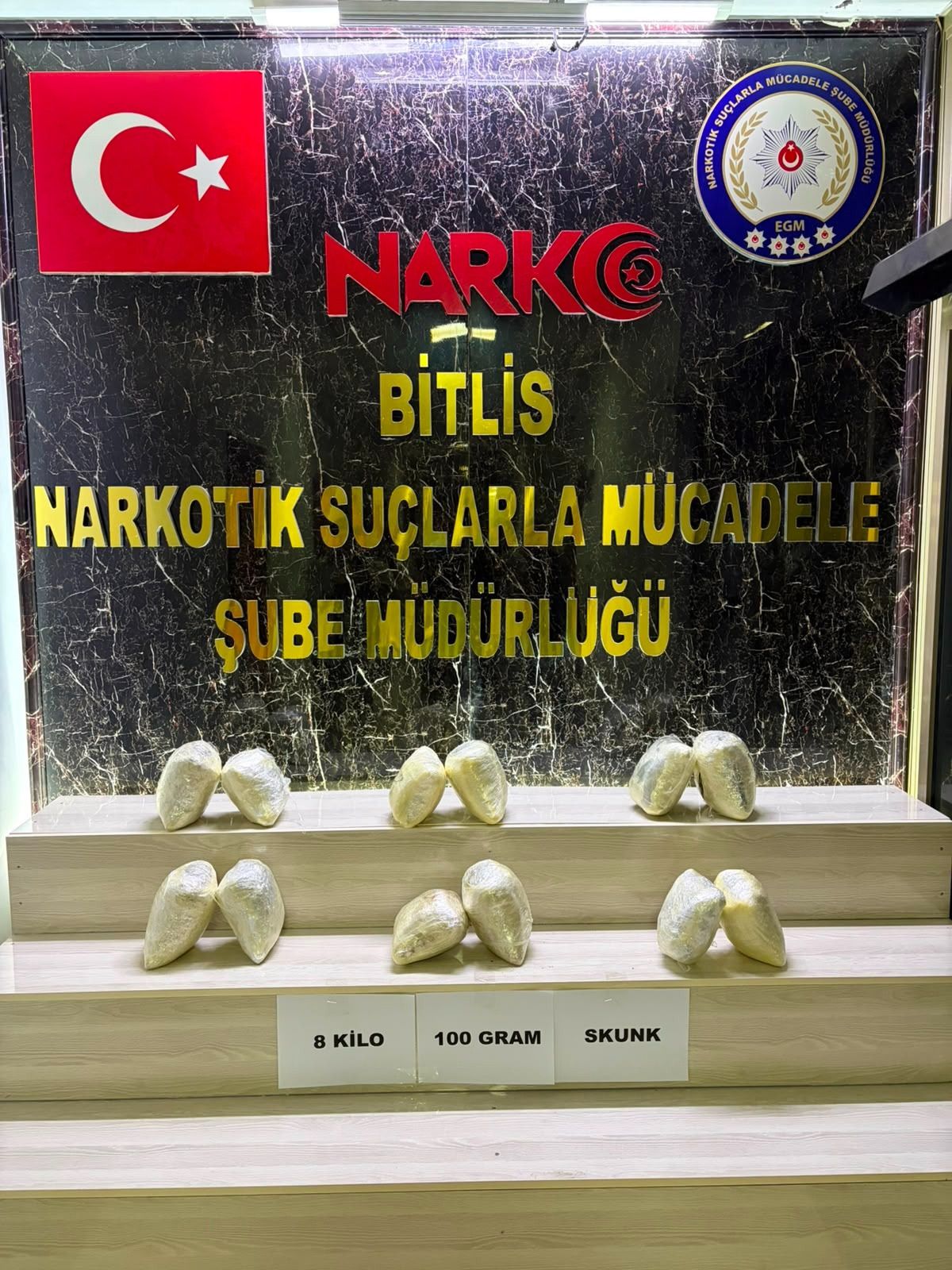 Bitlis'te polis tarafından durdurulan araçta narkotik madde ele geçirildiği an.