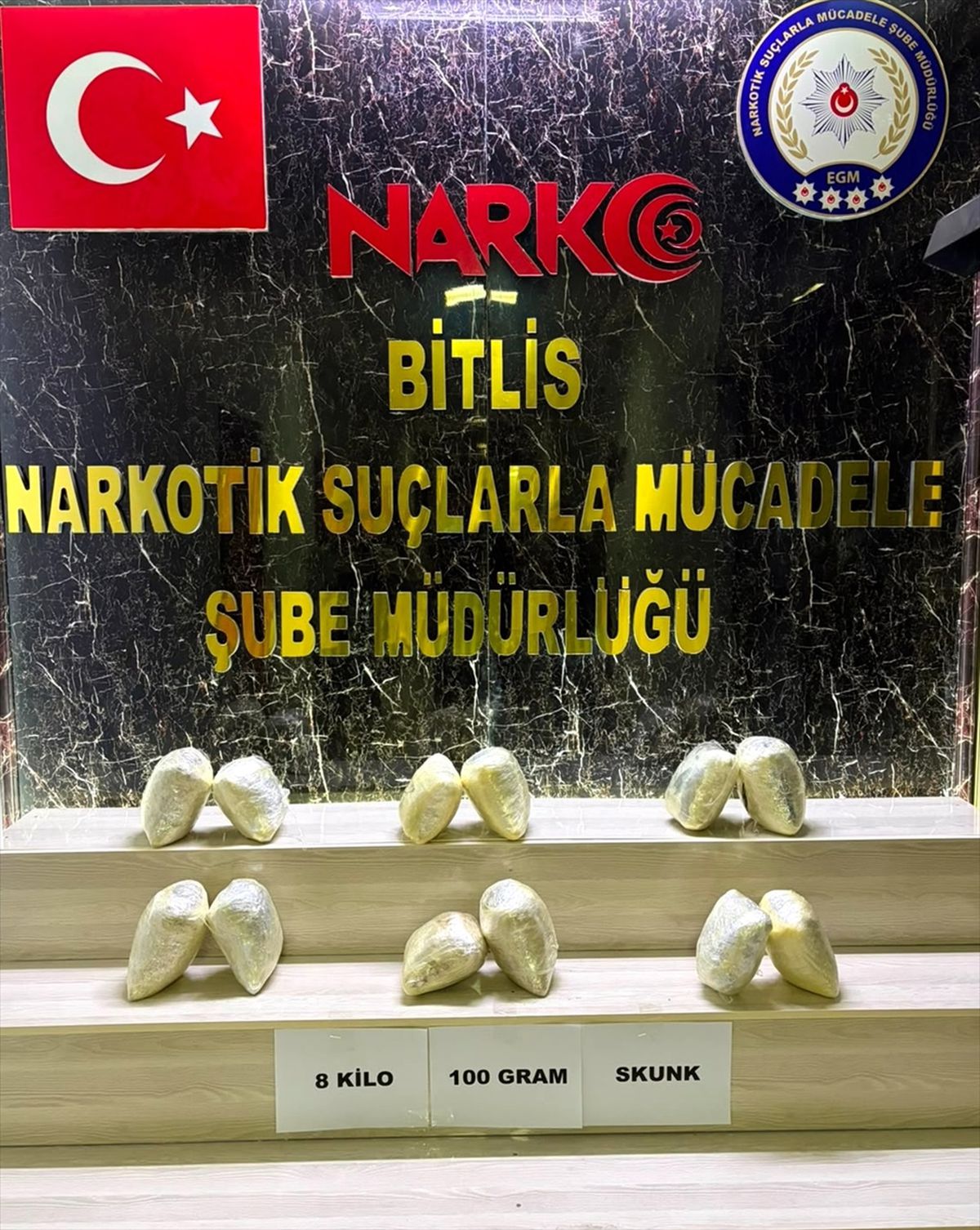 Bitlis'te çuvallarda 8 kilo skunk ele geçirildi, 2 tutuklama