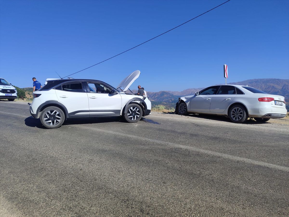 Bitlis'te otomobil ile SUV çarpıştı: 3 yaralı