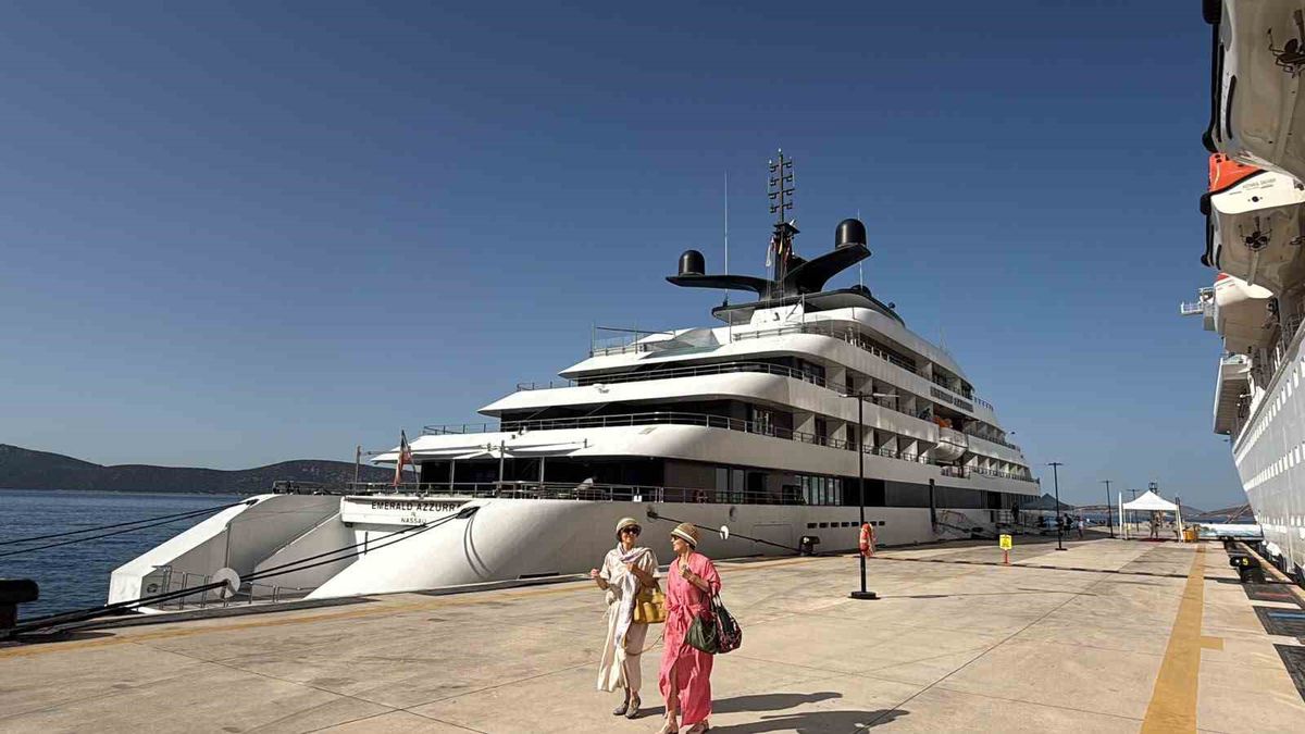 Bodrum'a iki yolcu gemisi demirledi