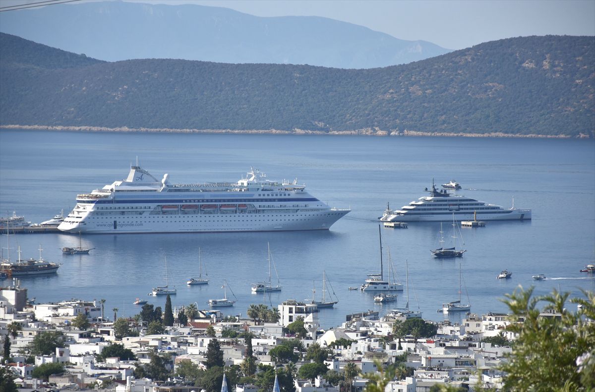 Bodrum'a iki kruvaziyerle 1012 yolcu geldi