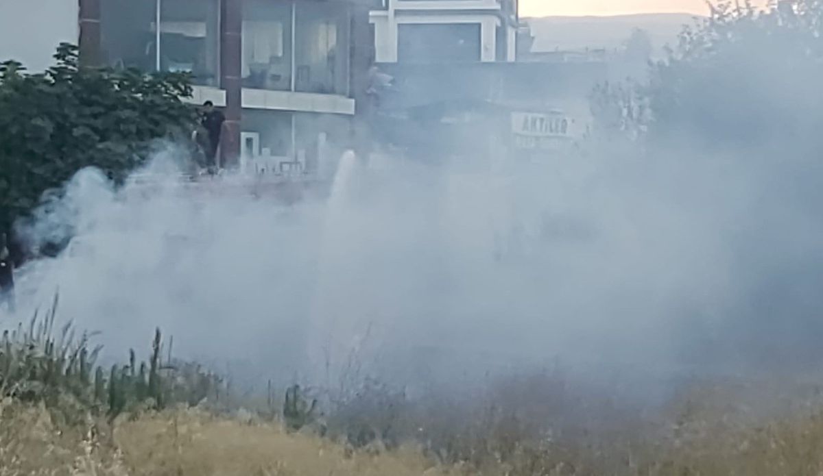 Erdemli'de boş arazide çıkan yangına müdahale eden itfaiye ekipleri.