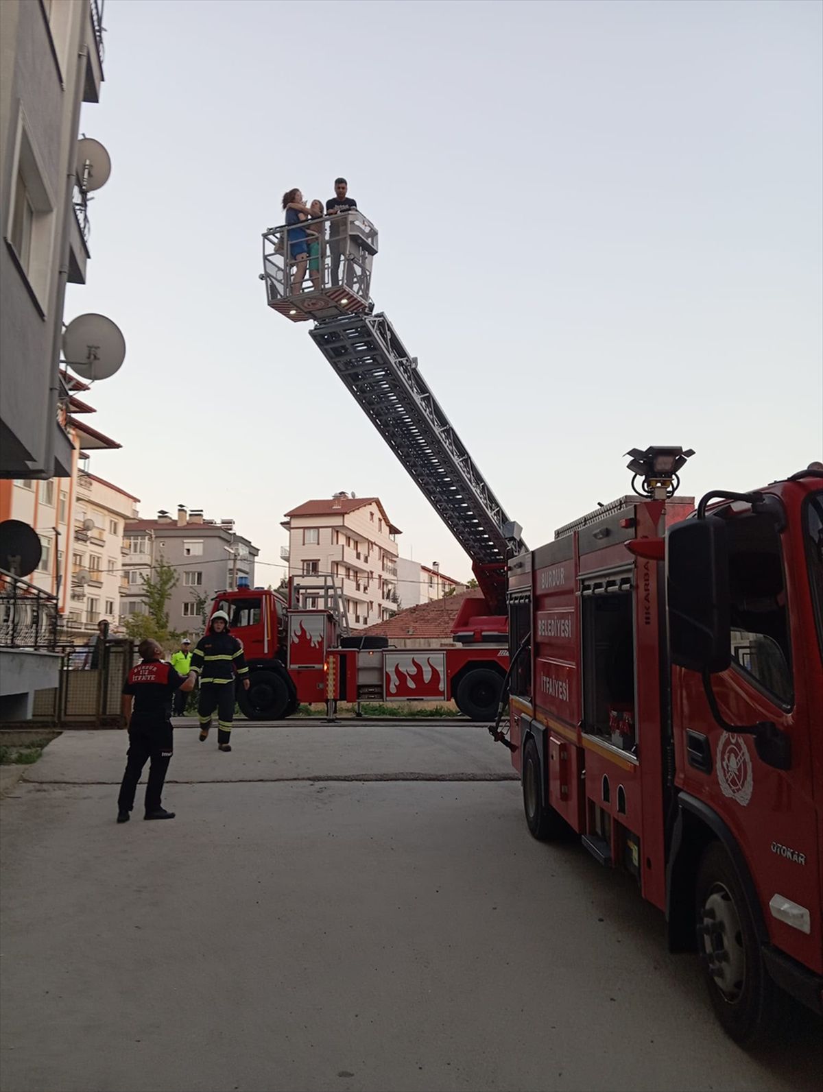 Burdur'da bir apartman dairesinde çıkan yangın söndürüldü, itfaiye ekipleri çalışıyor.