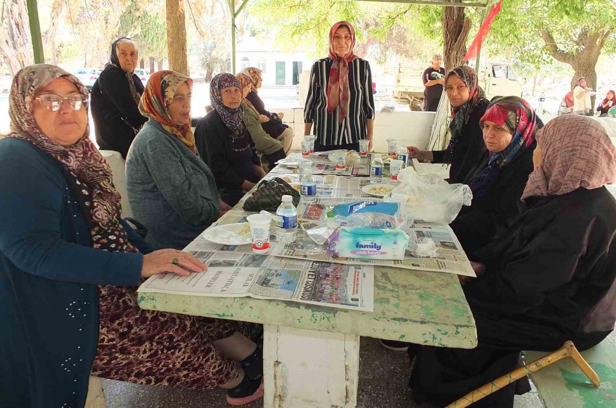 Burhaniye'de Sinan Dede Türbesi'nde Geleneksel Pilav Hayrı
