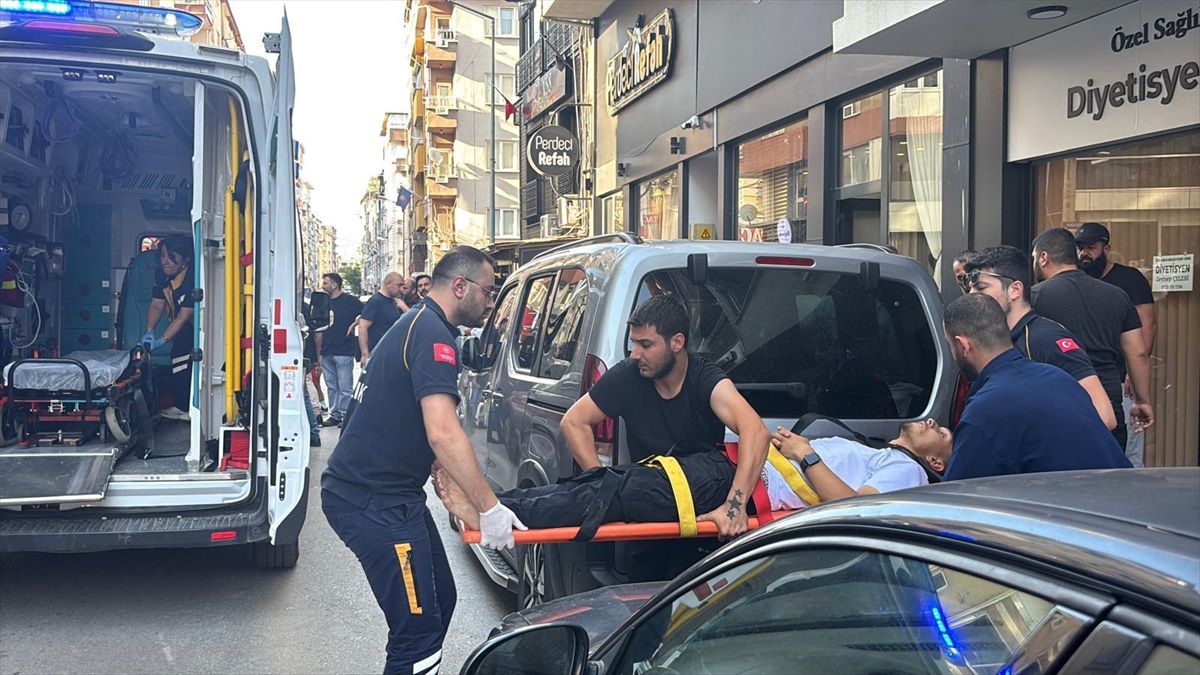 Bursa'da silahlı kavgada yaralanan kişi hastaneye kaldırılıyor.