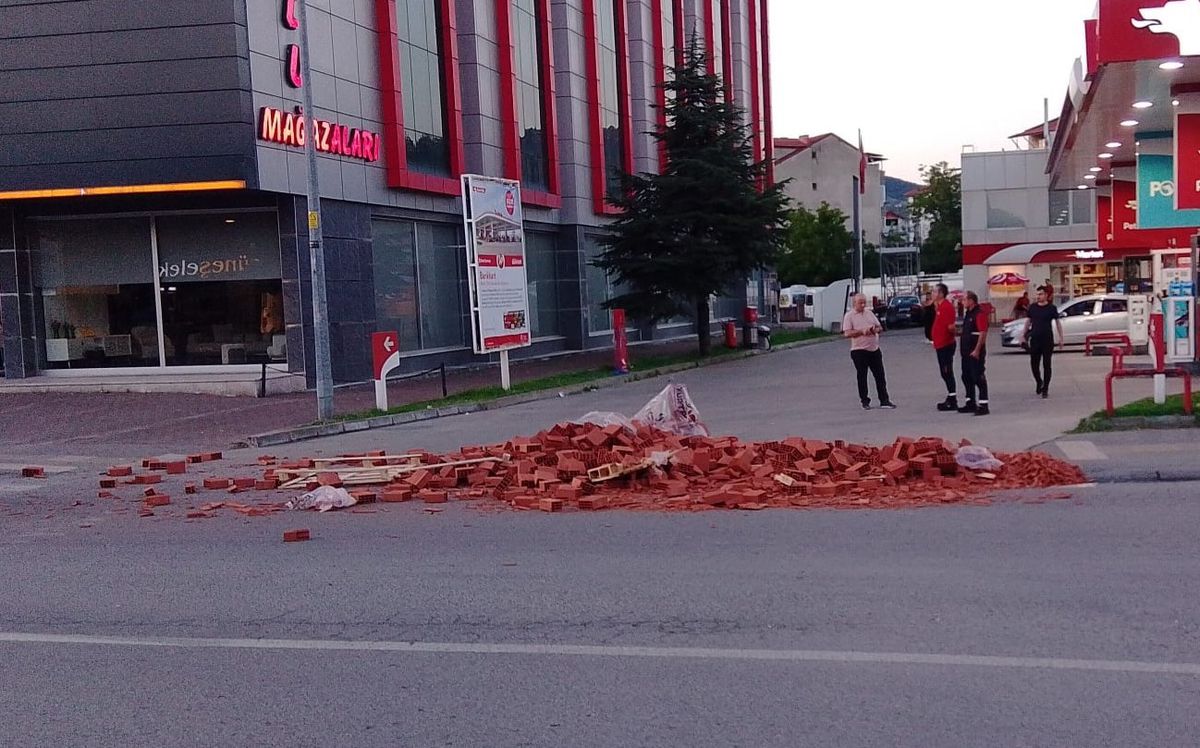 Zonguldak'ta seyir halindeki tırın tuğla yükü yola saçıldı