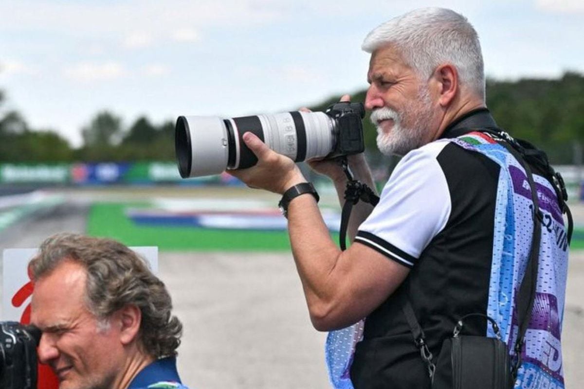 Çekya Cumhurbaşkanı Petr Pavel, Macaristan Grand Prix pistinde fotoğraf makinesiyle çekim yaparken görülüyor.