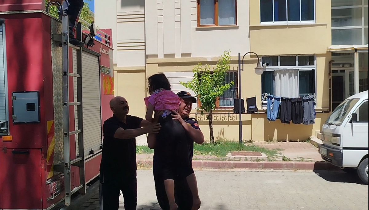 Şarkışla'da Ağaçta Mahsur Kalan Otizmli Çocuk İtfaiye Tarafından Kurtarıldı