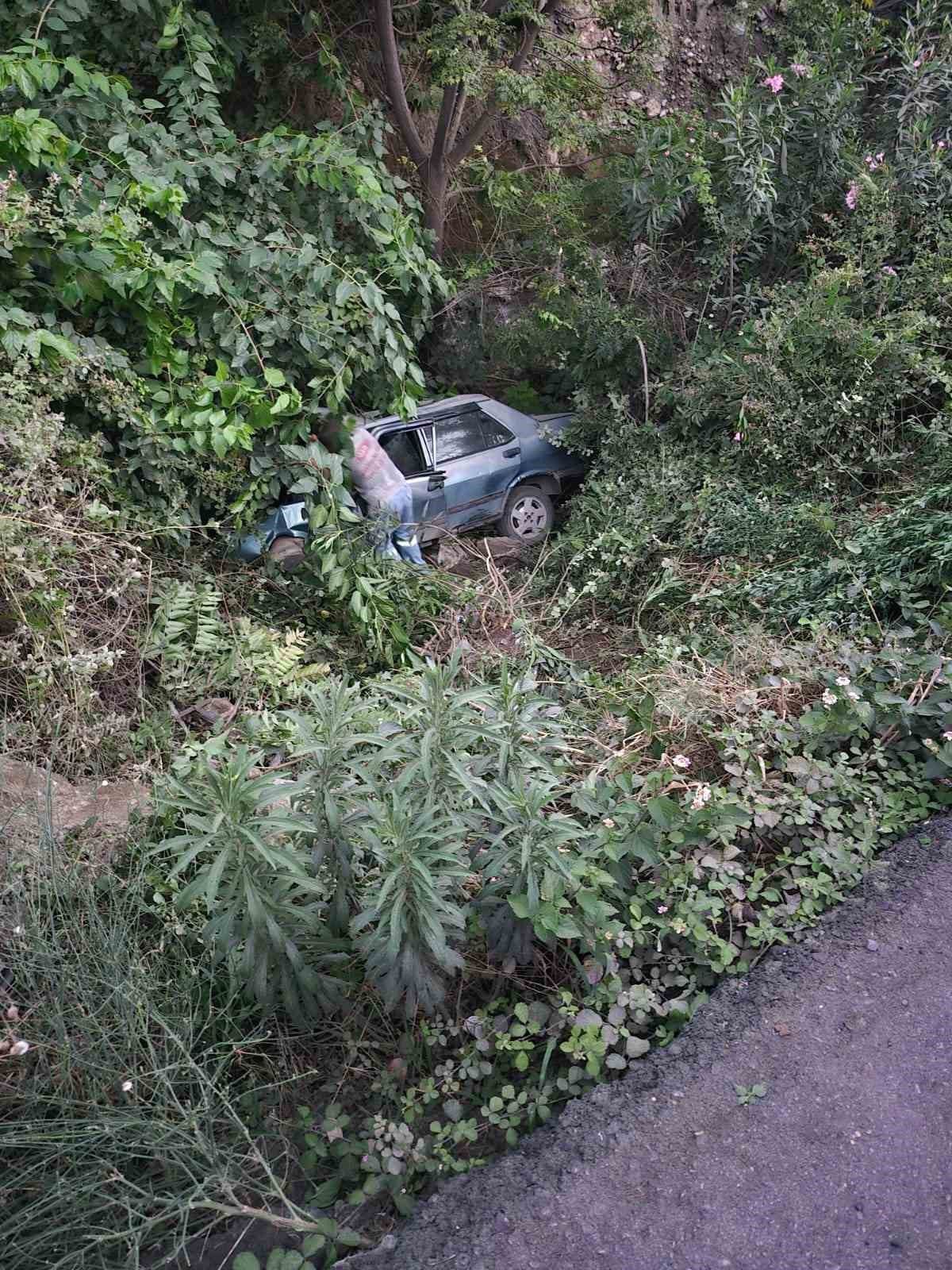 Hatay'da Tofaş dereye uçtu: Sürücü yaralandı