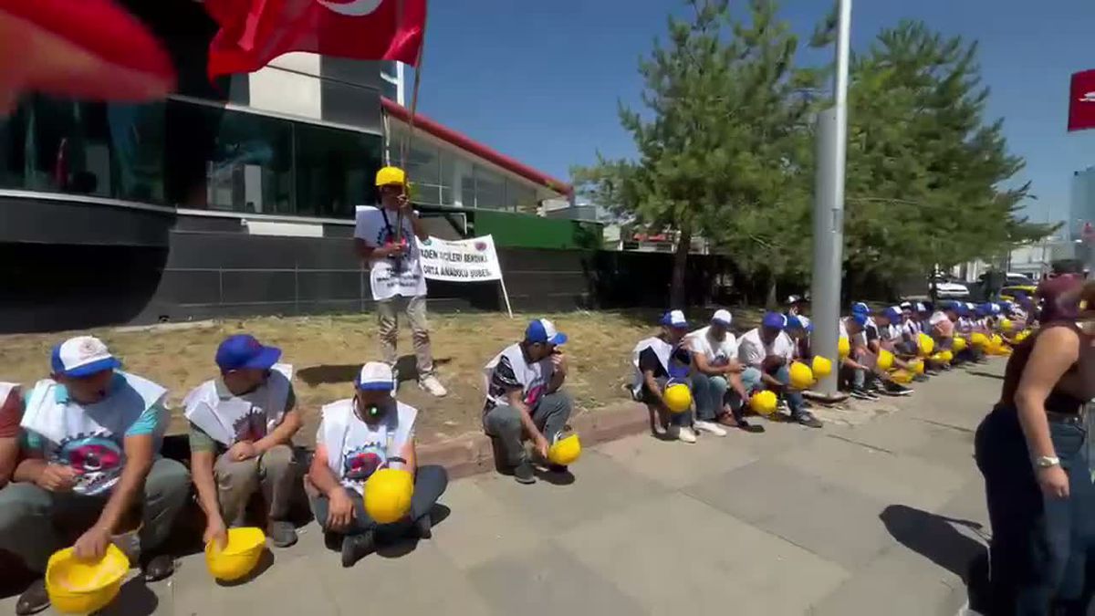Maden İşçilerinden Alacakları Ödenmeyince Holding Önünde Oturma Eylemi