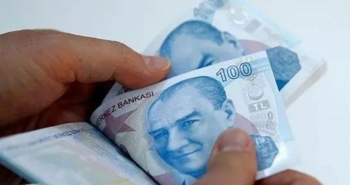 Emekli vatandaşların maaş farklarını aldığı bir görsel.
