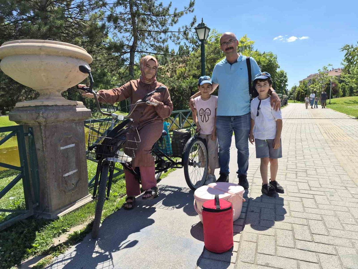 Eskişehirli Kardeşler: Simit Satarak Hem Para Biriktiriyor Hem Ticaret Öğreniyor