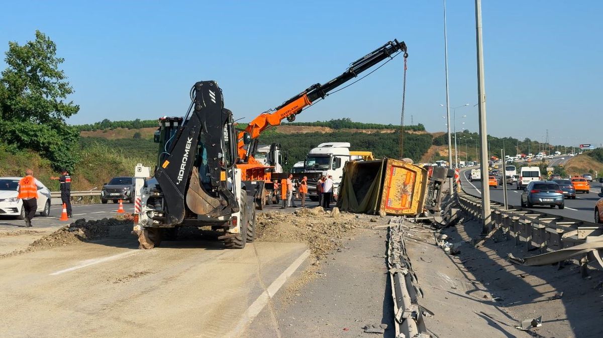 Eyüpsultan'da kamyon otomobile çarptı: 2 yaralı