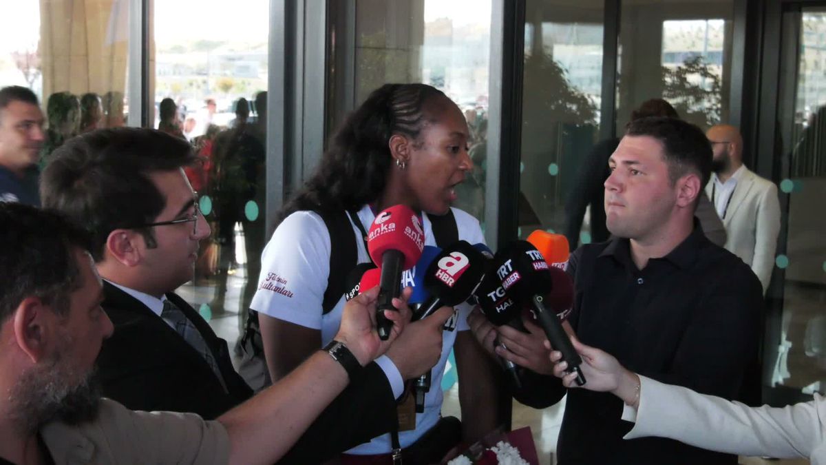 A Milli Kadın Voleybol Takımı oyuncuları şampiyonluk kupasıyla Türkiye'ye dönerken