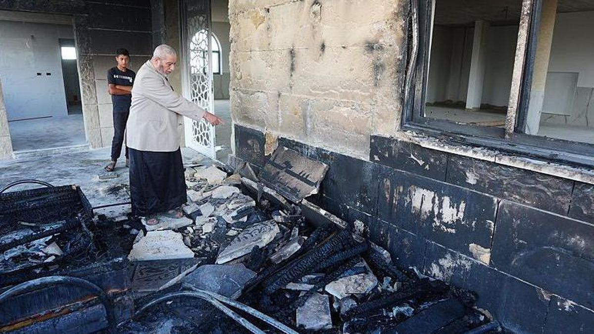 Batı Şeria'da Yerleşimci Saldırıları: Camiler Ateşe Verildi, Gerilim Tırmanıyor