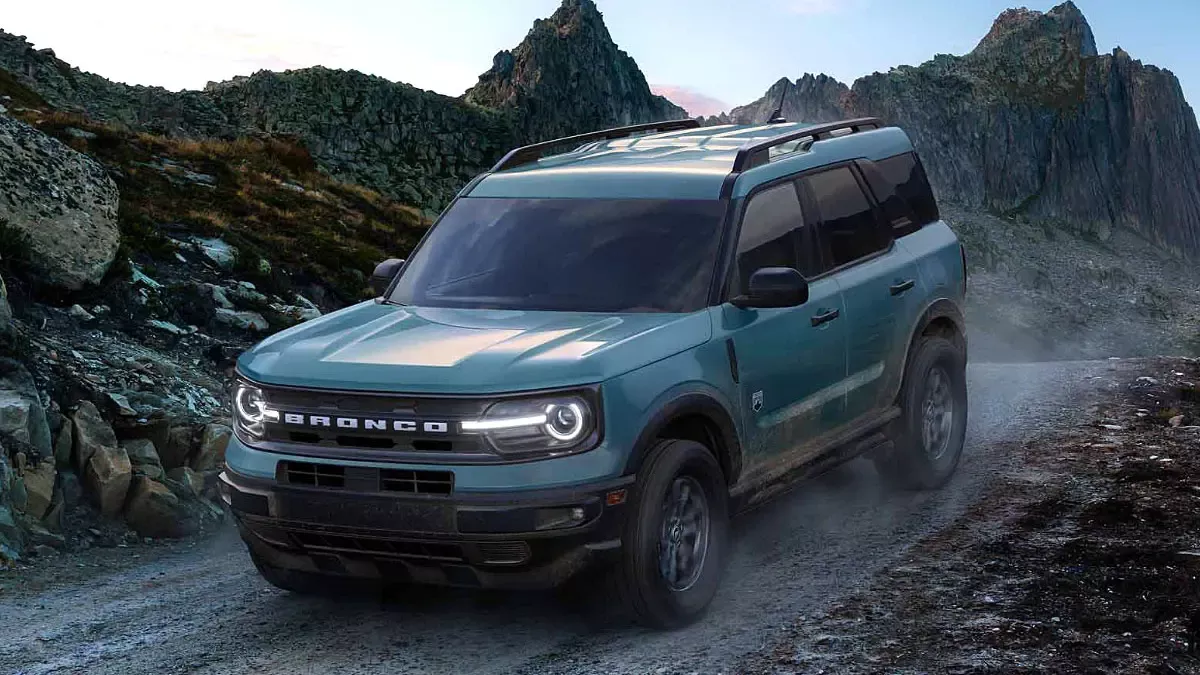 Ford Bronco modelinin yan profili, park halinde.