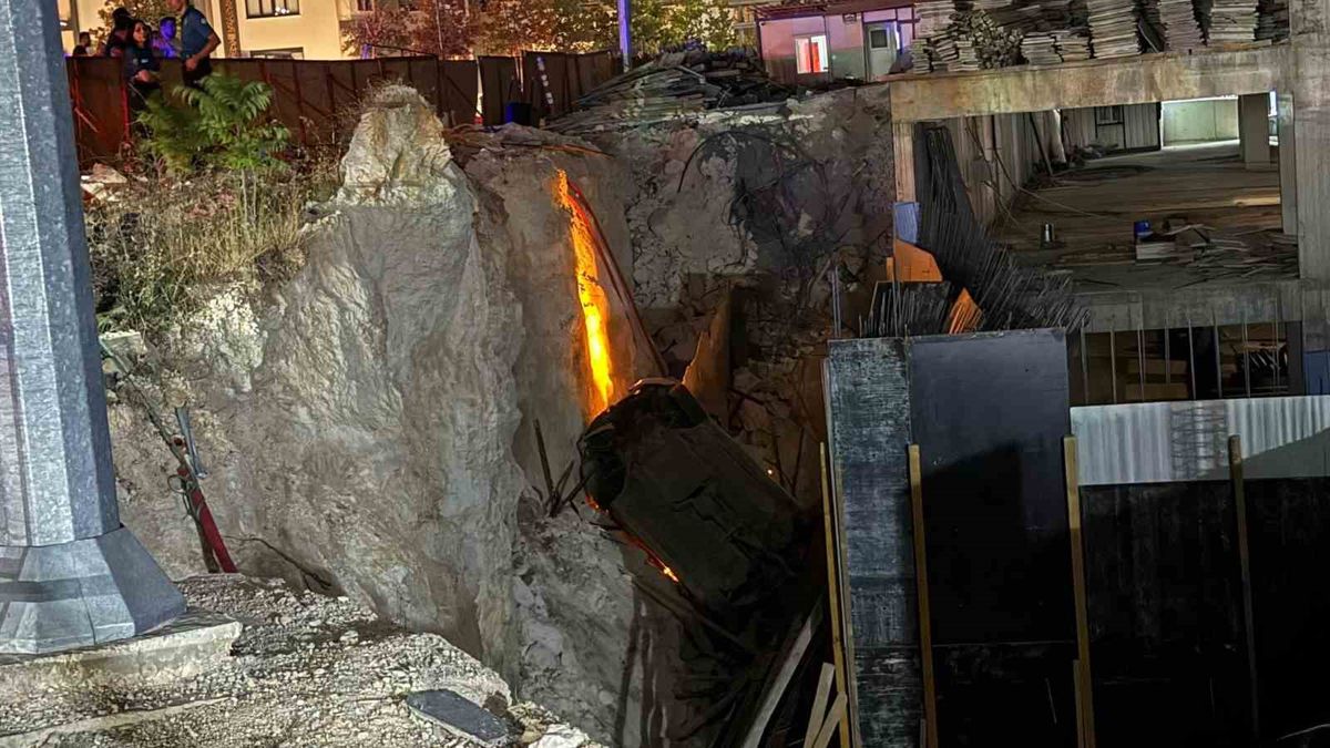 Gaziantep'te çarpışan araç inşaat çukuruna düştü: 3 yaralı