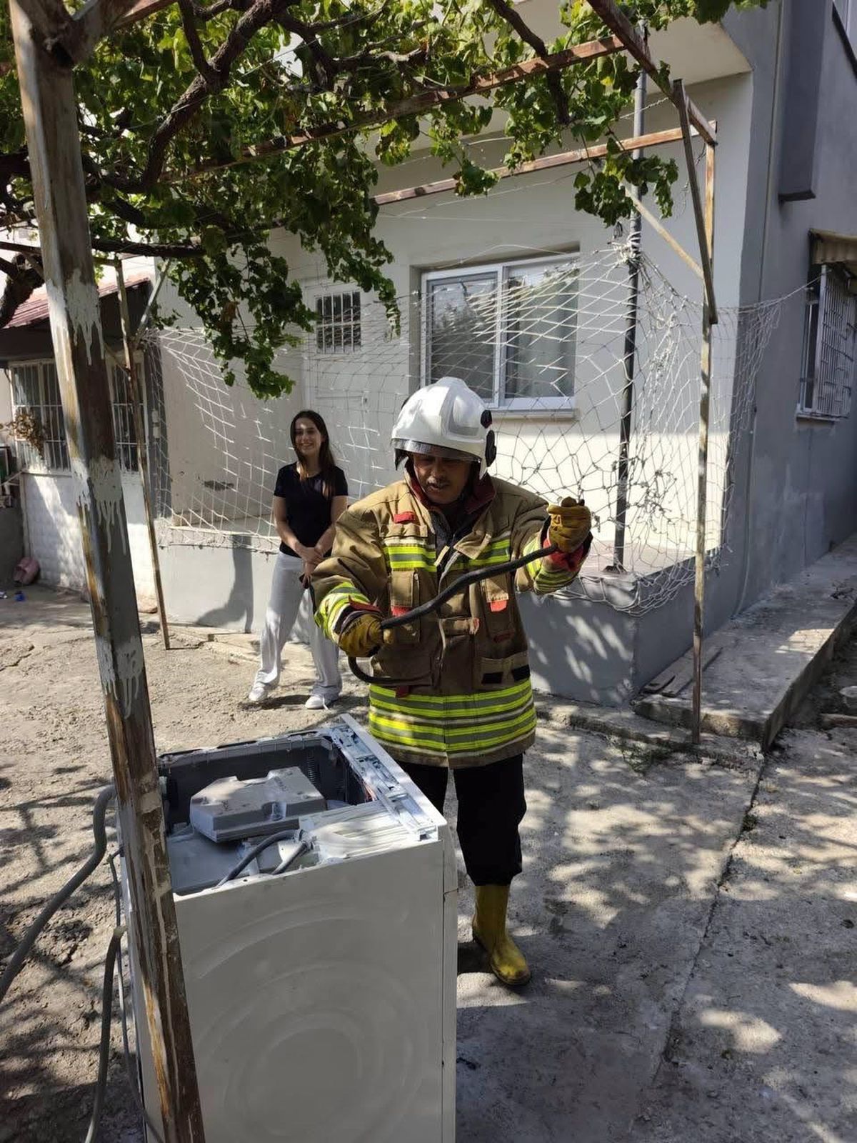 Hatay’da yerleşim yerlerinde görülen yılanlar itfaiye tarafından doğaya bırakıldı