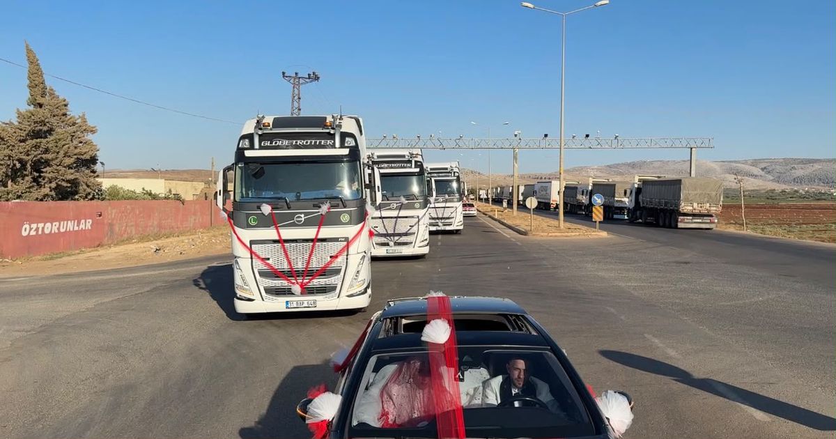 Hatay'da Gelin Alma Konvoyuna TIR'lar Katıldı, Polis Yol Kesti