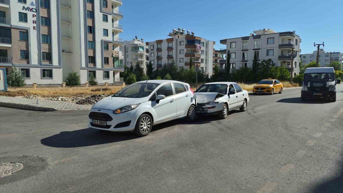Adıyaman'da İki Otomobil Çarpıştı: 1 Yaralı