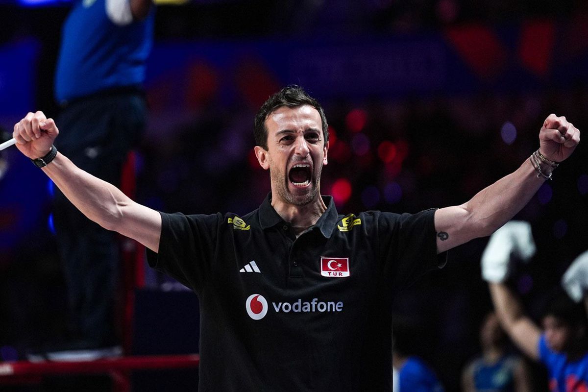 A Milli Kadın Voleybol Takımı oyuncuları şampiyonluk kupasıyla poz veriyor.