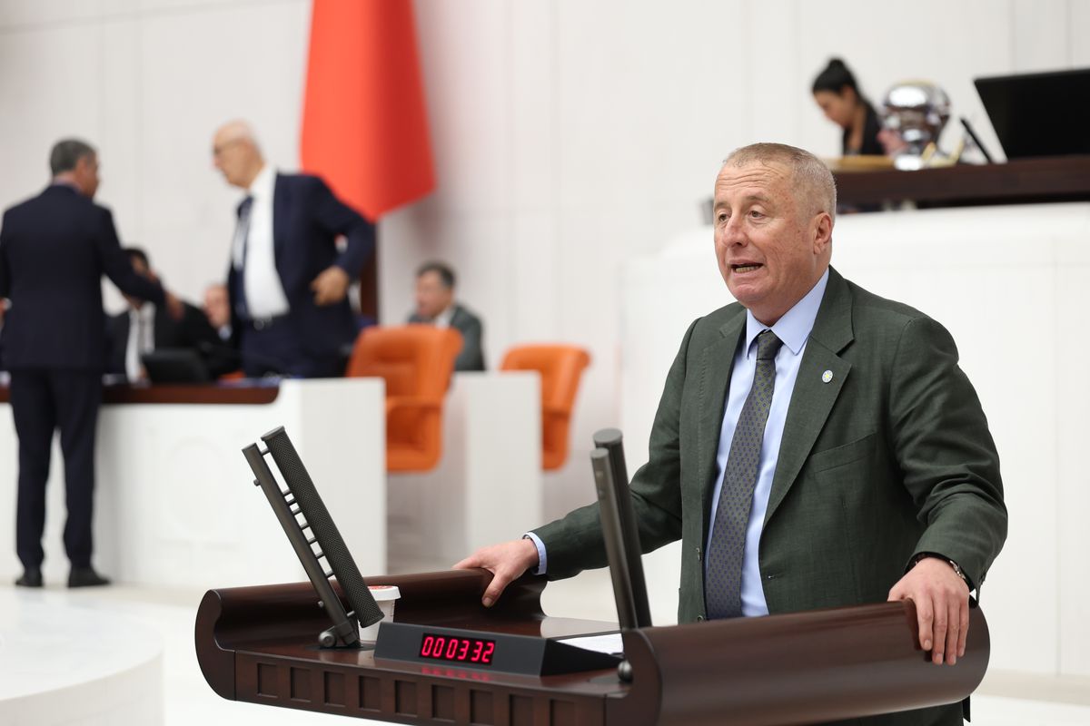 İYİ Parti Genel Başkan Yardımcısı Hakan Şeref Olgun konuşma yaparken