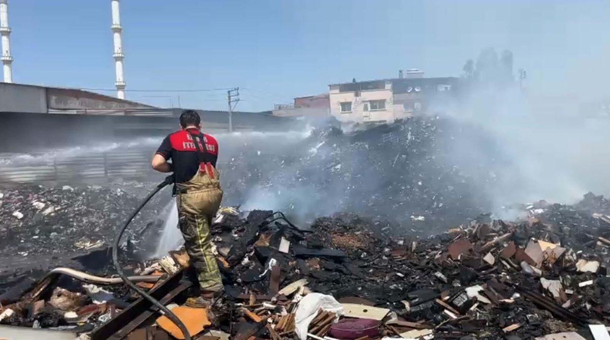 Buca'da çöplük arazide yangın: Yoğun duman görüşü düşürdü