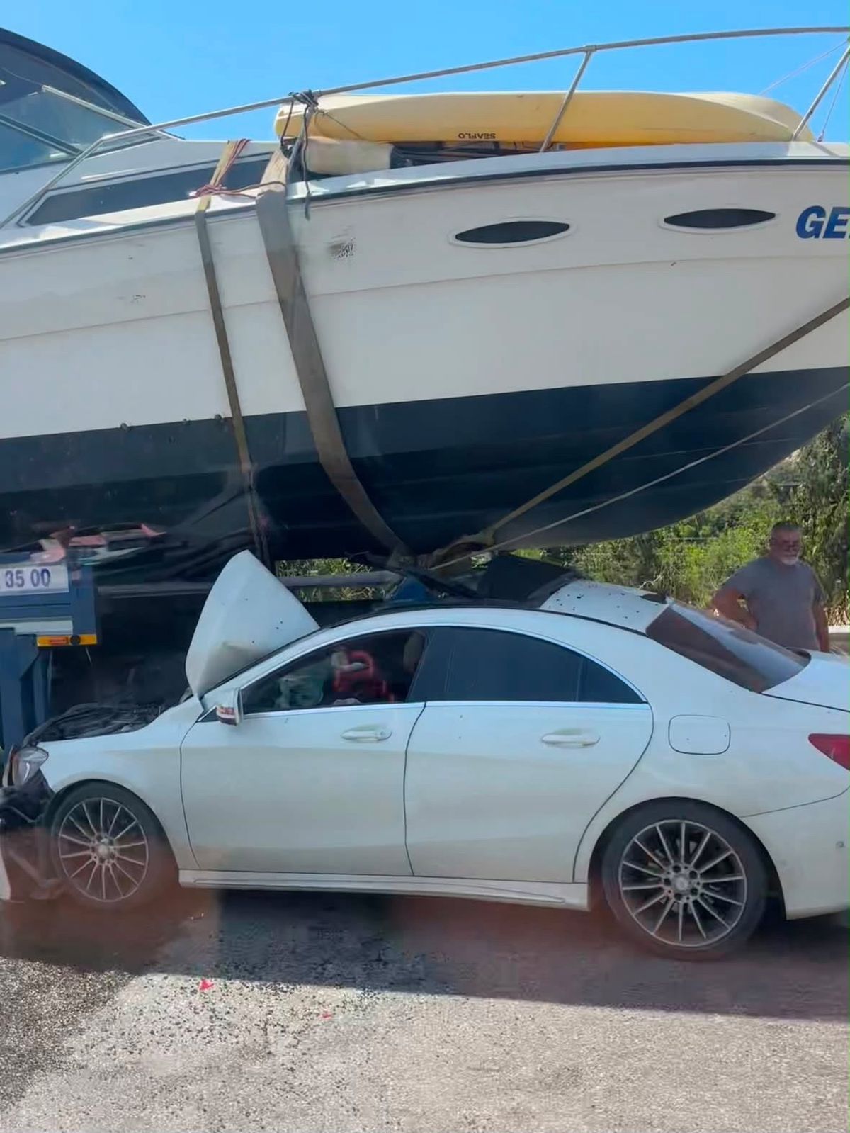Otomobil, çekicideki teknenin altına girdi