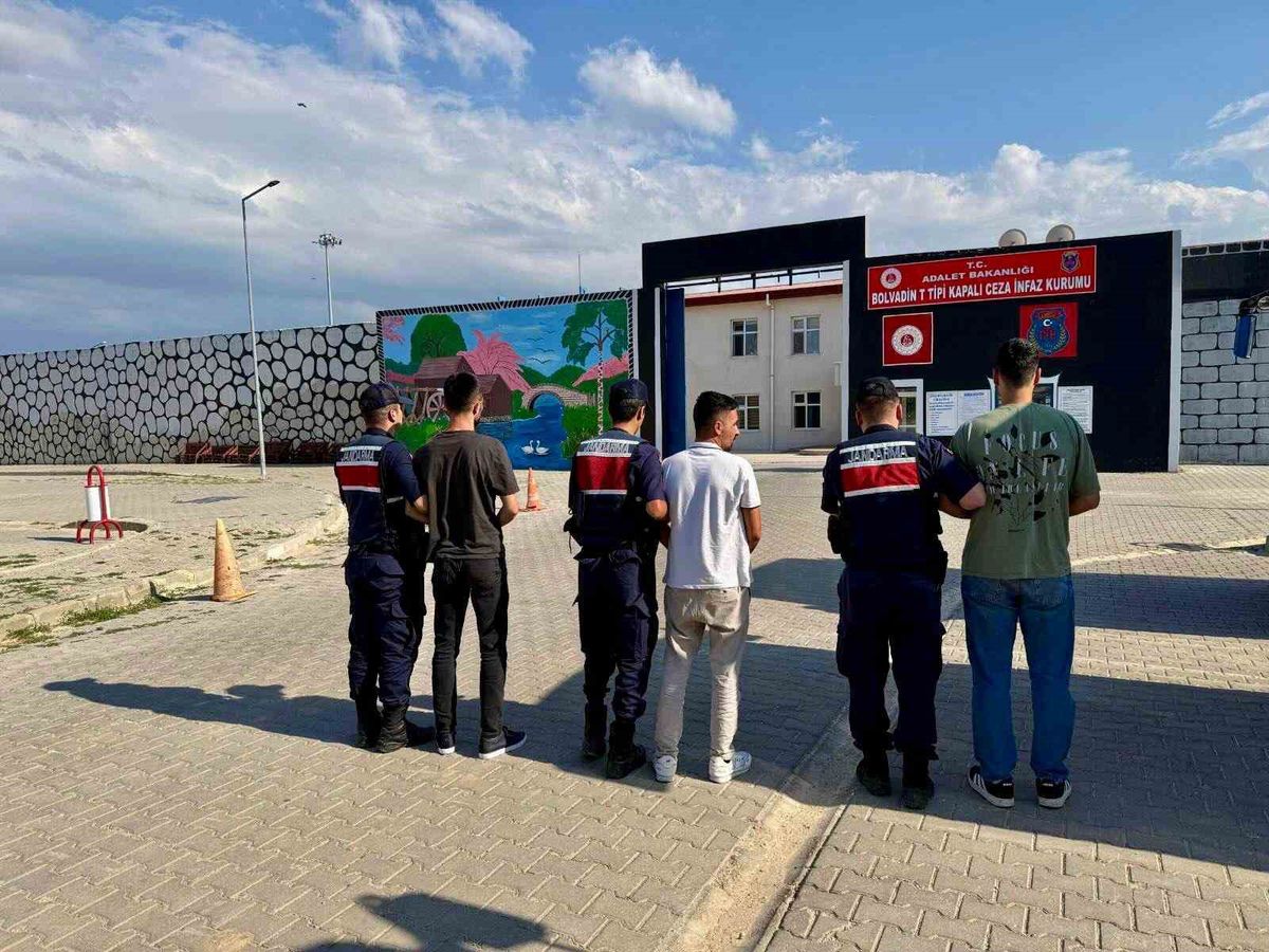 Afyonkarahisar İl Jandarma Komutanlığı ekiplerinin yol kontrolü sırasında çekilmiş temsili bir fotoğraf.