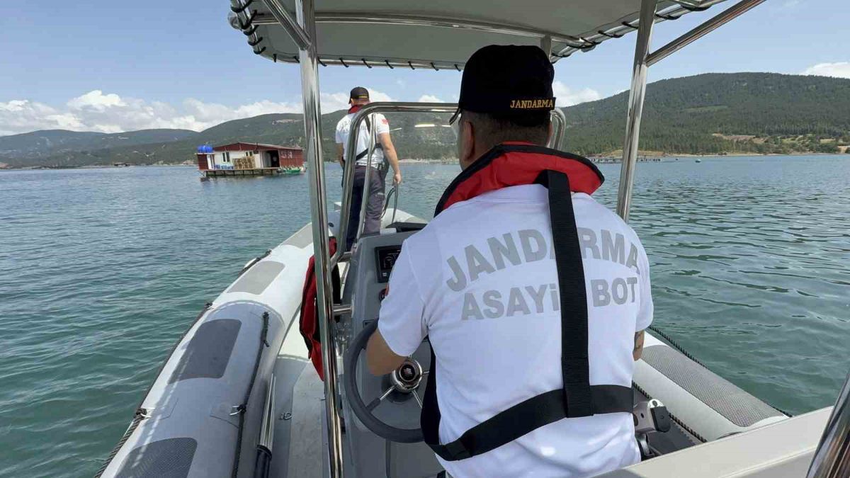 Jandarma Bot Timi Almus'ta kaçak balıkçılık ve yangına karşı nöbette
