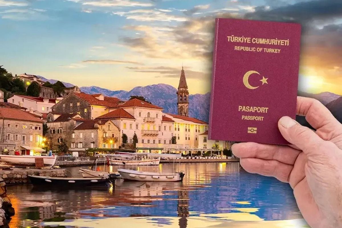 Karadağ bayrağı ve Avrupa Birliği bayrağı yan yana