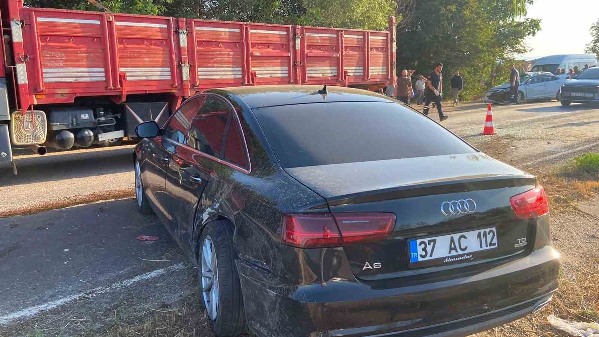 Kastamonu-Sinop kara yolunda meydana gelen trafik kazası sonrası hasar gören araçlar.