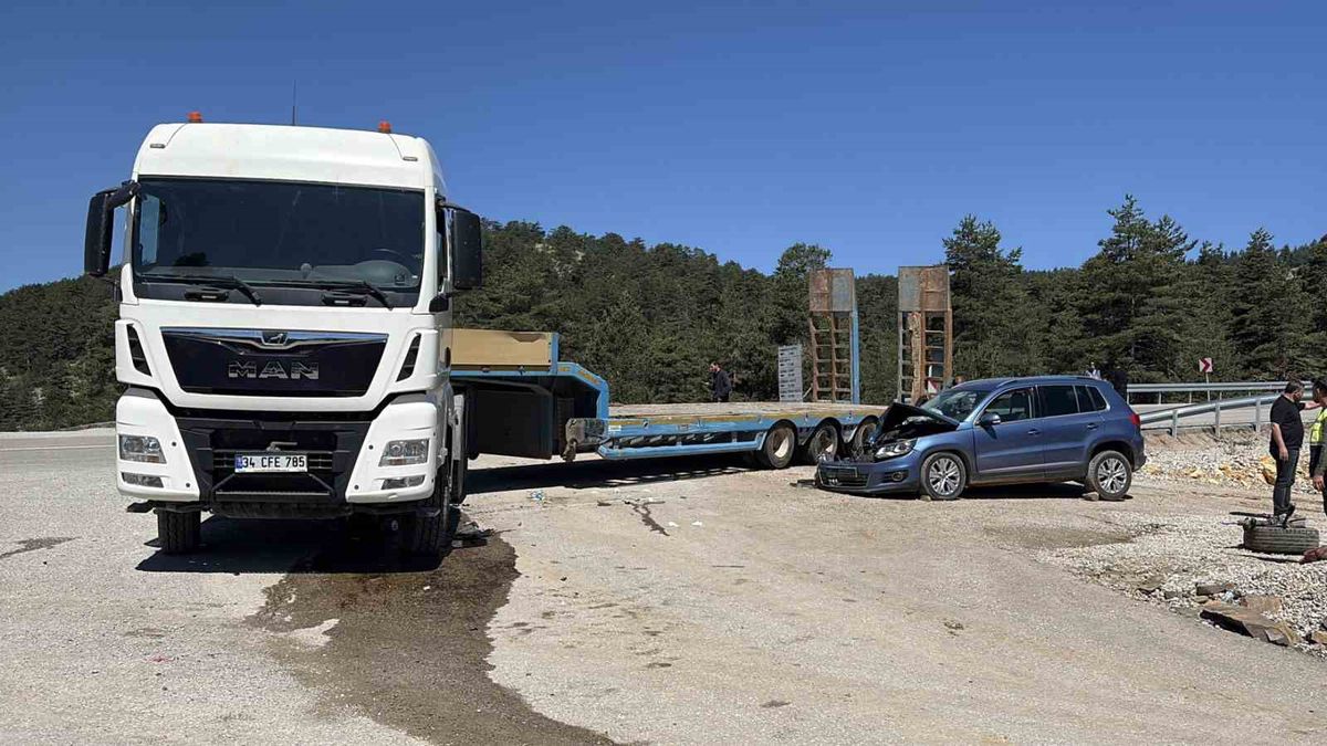 Kastamonu'da Tır ile Otomobil Çarpıştı: 4 Yaralı