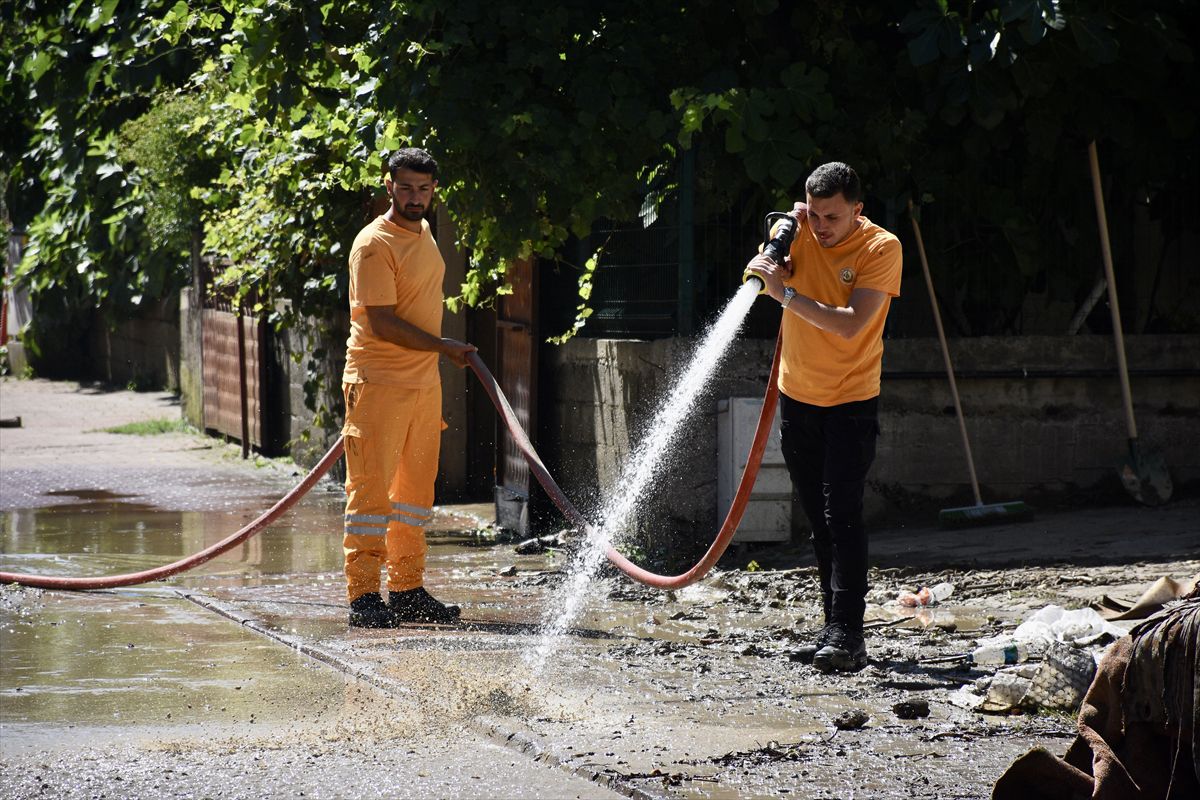 Cide’de sel sonrası 800 personel seferber oldu