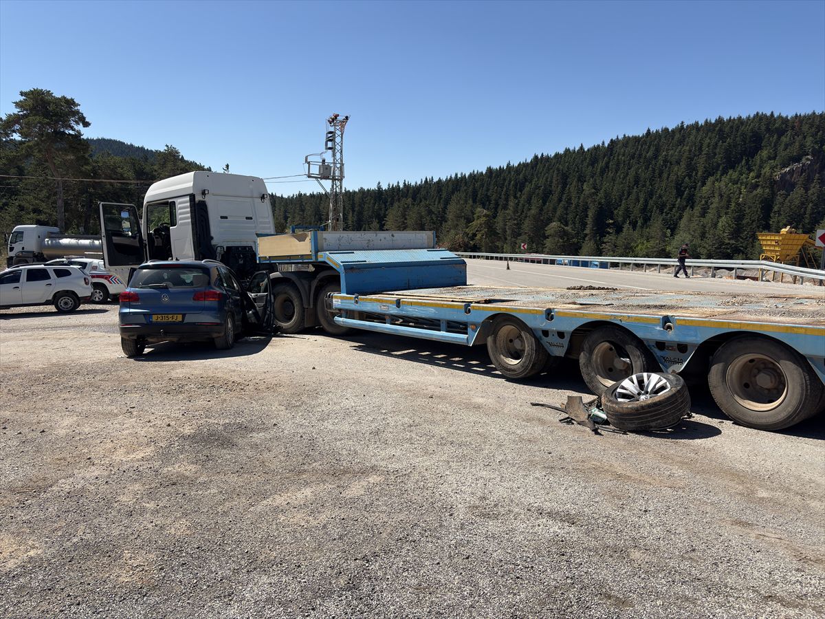 Kastamonu'da otomobil ve tırın karıştığı trafik kazası.