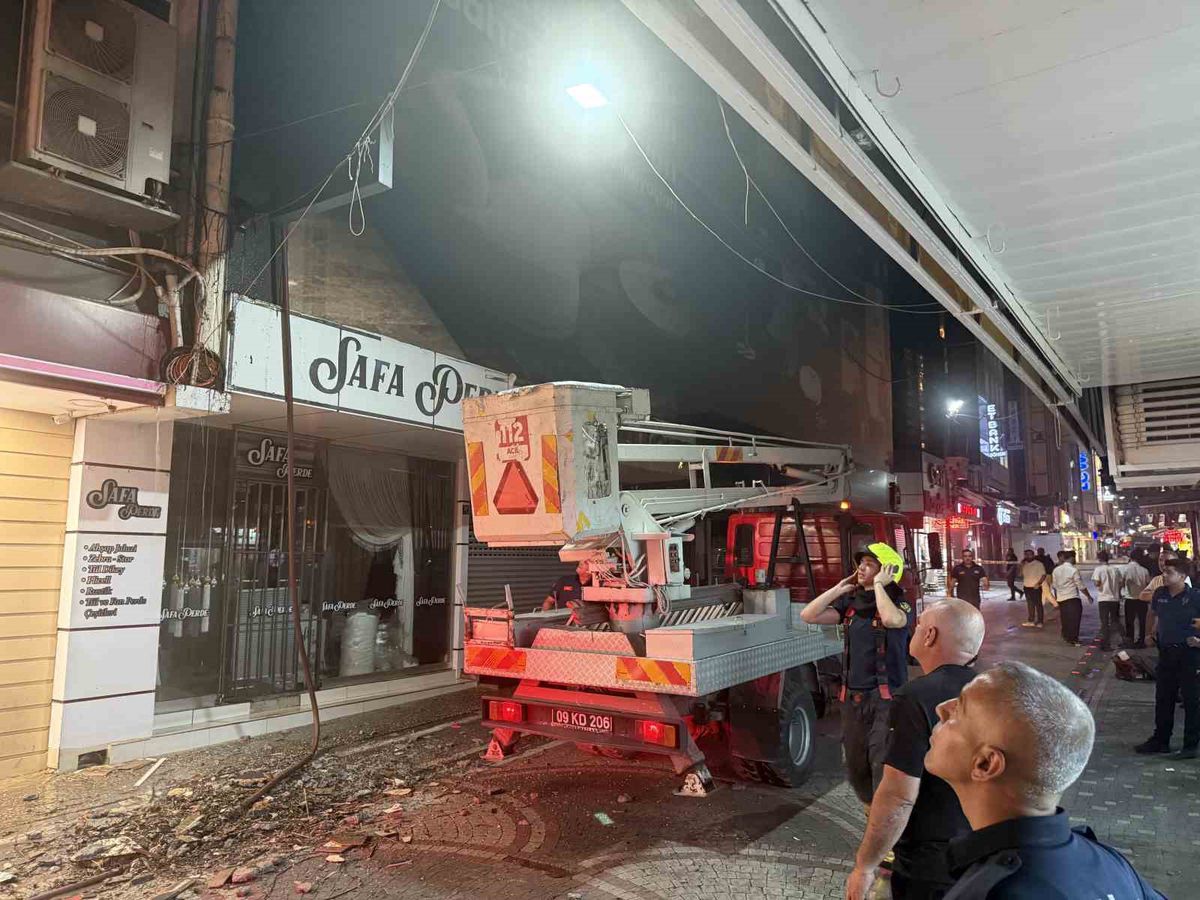 Aydın'da bir alışveriş merkezi inşaatında çıkan yangın söndürüldü.
