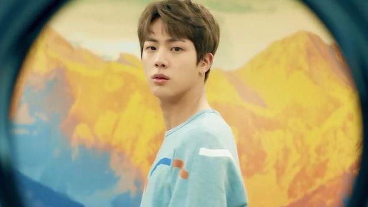 Kuzey Kore bayrağı ve K-Pop grubu BTS'in logosu yan yana.