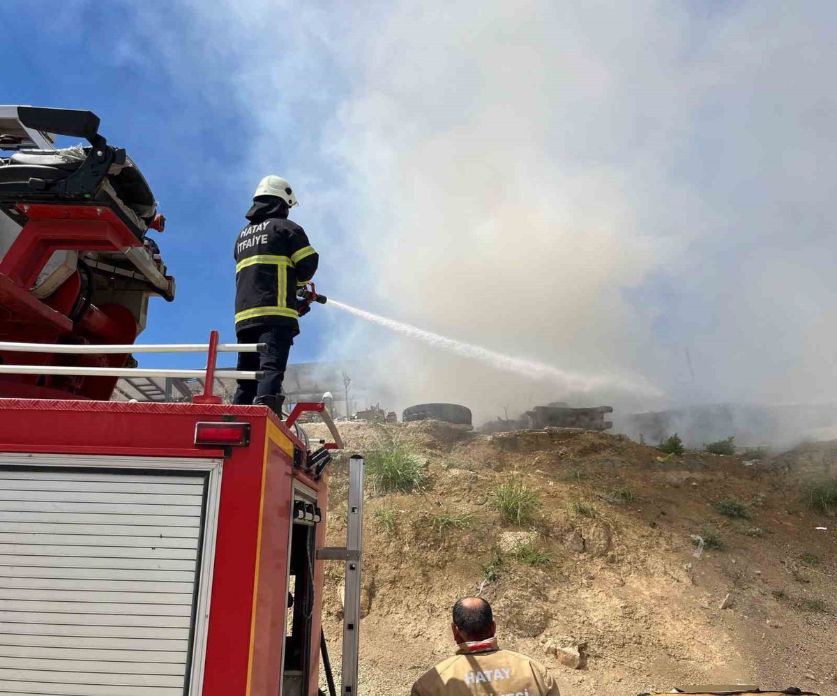 Hatay'ın Kırıkhan ilçesinde çıkan şantiye deposu yangını.