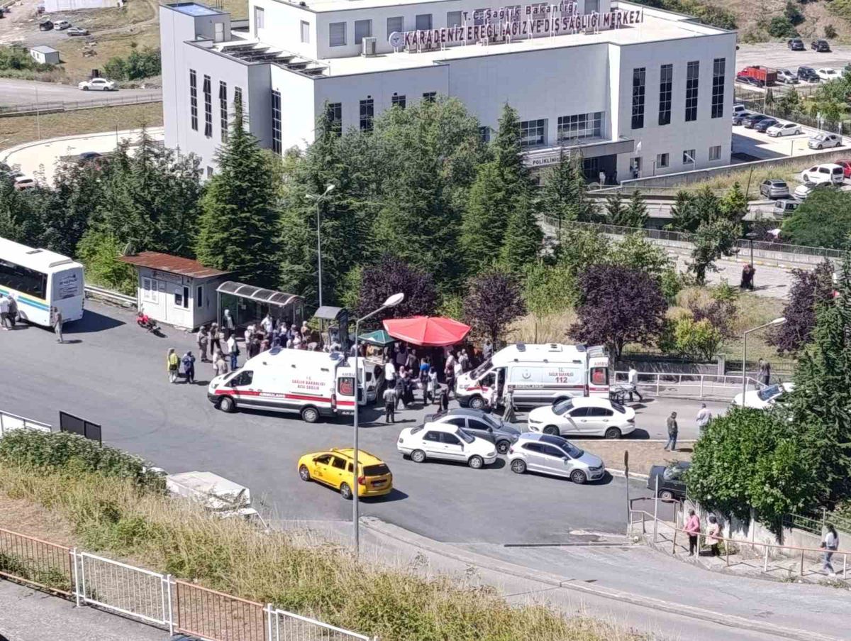 Zonguldak'ta park halindeki araç yayalara çarptı: 4 yaralı
