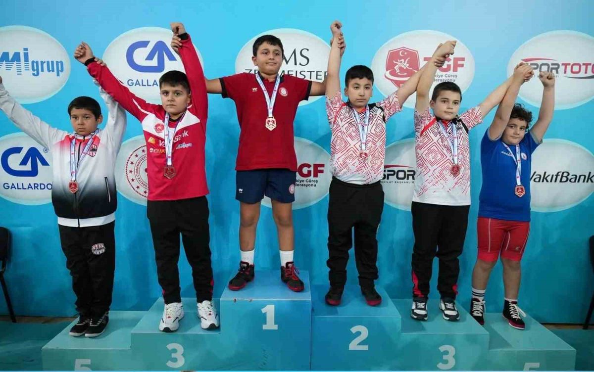 Minik Güreşçilerden Ankara'da Büyük Başarı