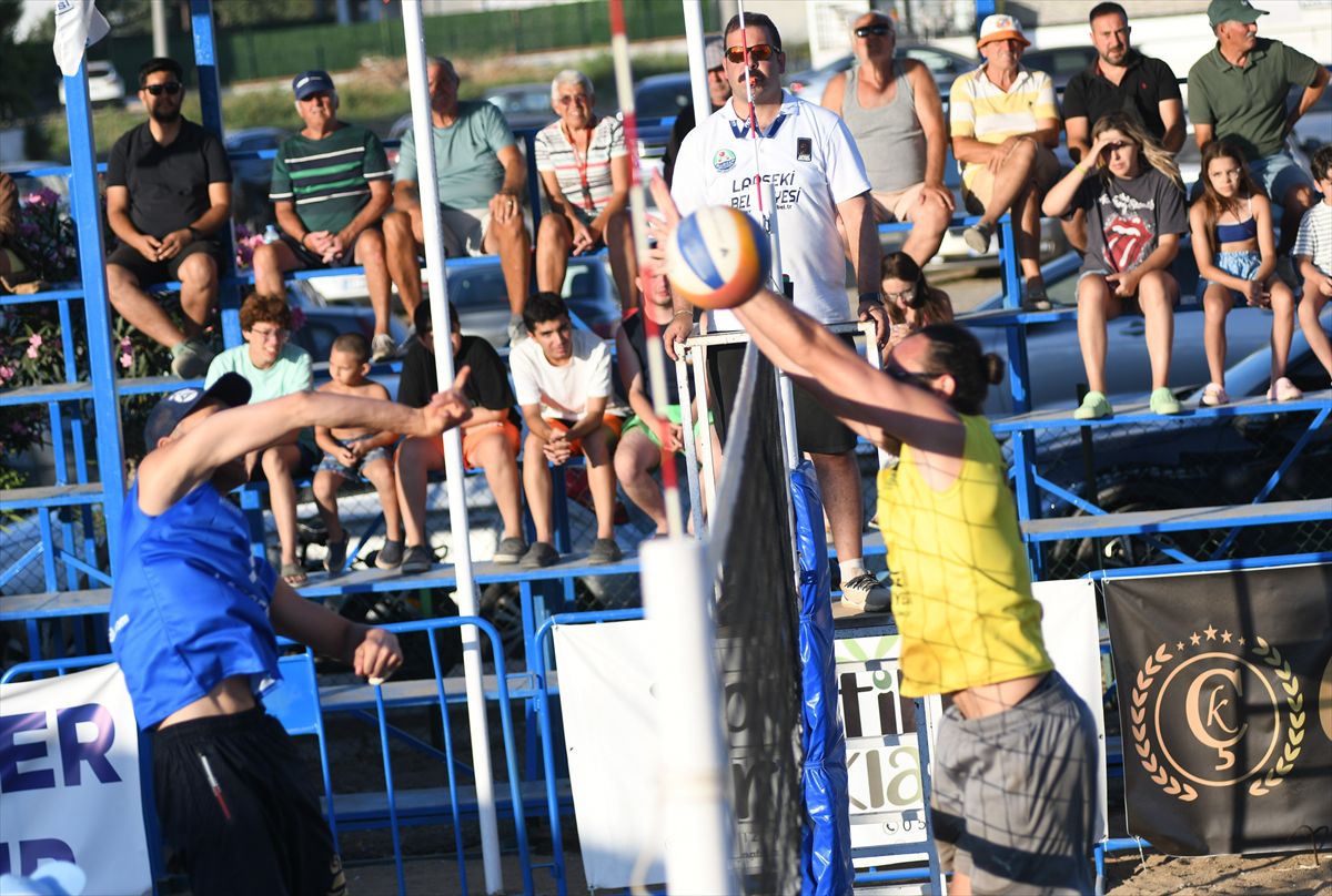 Lapseki'de düzenlenen 31. Geleneksel Plaj Voleybolu Turnuvası'nda sporcular mücadele ediyor.