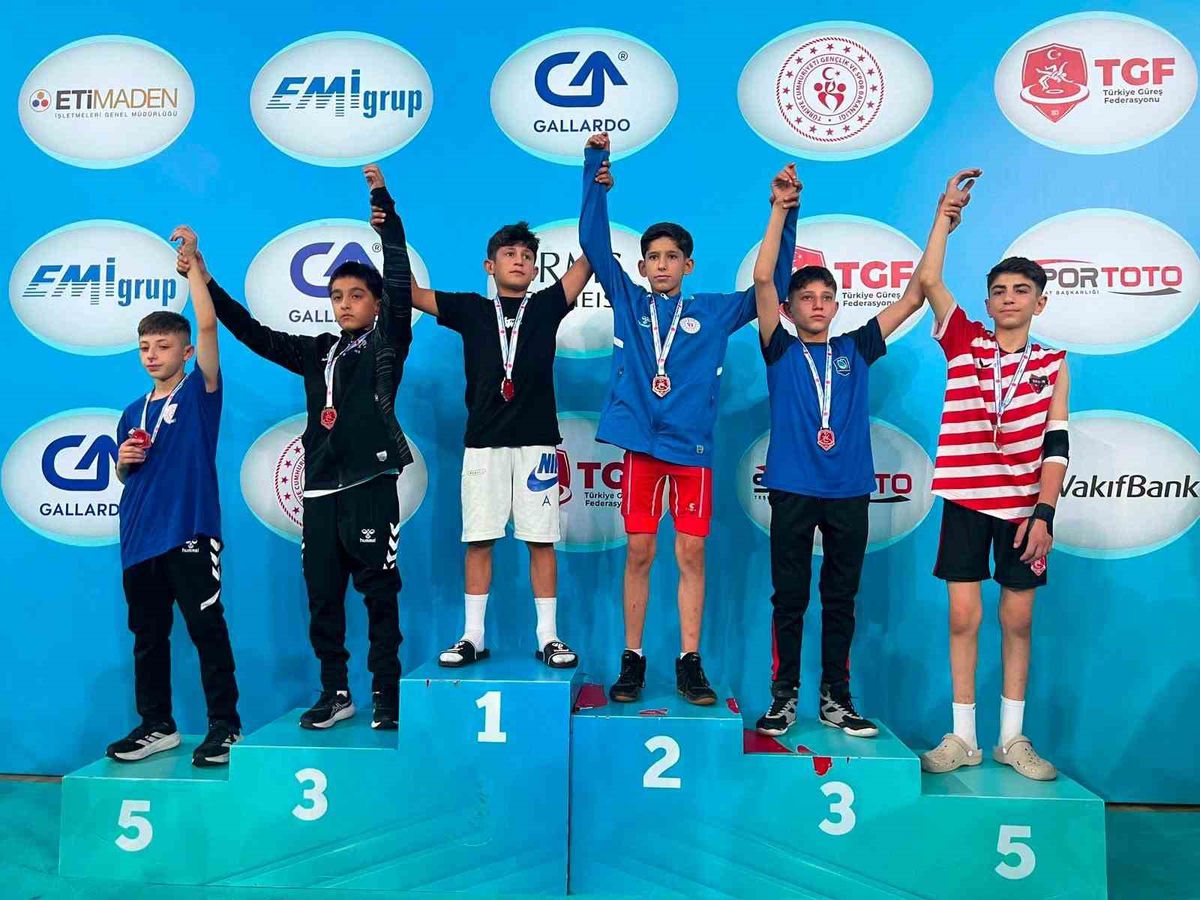 Malatya U14 Greko-Romen güreş takımı Türkiye Şampiyonası'nda kupa kaldırıyor.