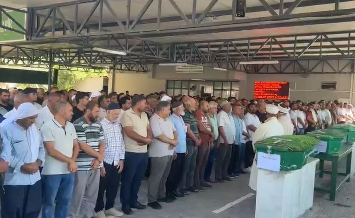 Tarsus'ta boğulan ailenin cenazeleri defnedildi