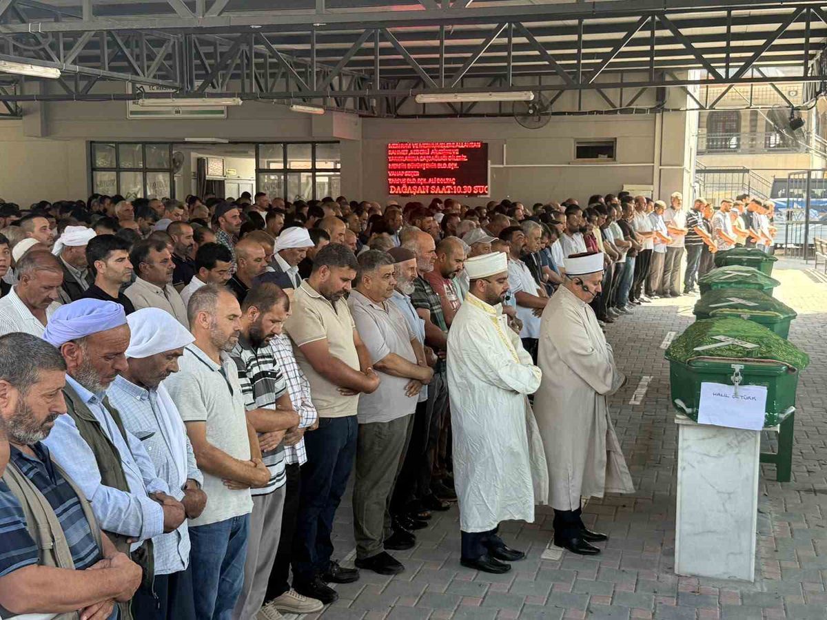 Tarsus'ta denizde boğulan 4 kişi son yolculuğuna uğurlandı